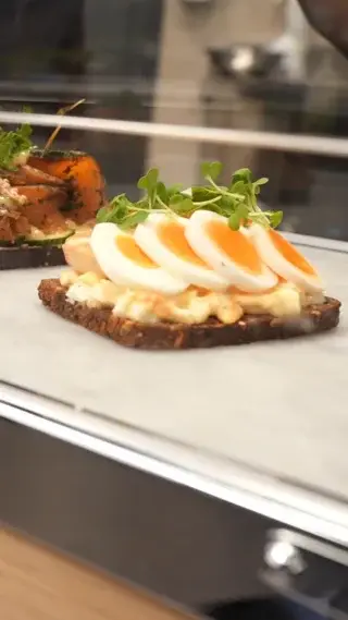We’re back at The Newman with Executive Sous Chef Claud Grant who prepares for us one of the open sandwiches available at Brasserie Angelica.

Creamy egg is spooned over rye bread, with Marie Rose dressed prawns and finished with vibrant mustard cress, grown in their Evogro.

Rich and flavourful, with a distinctive mustardy kick.

#FineDining #Sustainability #EvogroCooks #Hospitality