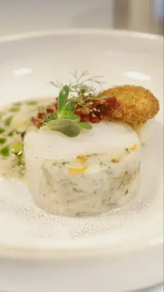 We’re back with Restaurant Associates' Executive Chef Jodie Plummer showcasing one of their seasonal seafood dishes.

Brined cod is slowly poached in a fennel broth and plated alongside pickled potatoes, poached leeks, roasted fennel, crispy mussels, and pancetta.

Completed with a butter sauce infused with Evogro-grown dill and fennel, and garnished with fresh purslane and fennel oil.

#FineDining #Sustainability #EvogroCooks #Hospitality