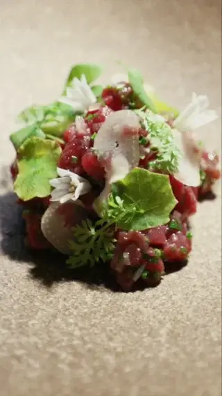 Back at @ternrestaurant with @johnnystanfordchef who plated up this fresh venison tartare dish.

Venison loin is finely tartared and dressed with charcoal oil and chopped chives, alongside a rich hay oil mayonnaise, pickled fennel and foraged garlic flowers. 

Finished with Evogro-grown buckler sorrel for citrus, nasturtium leaves and earthy yarrow.

Clean flavours with smoky, peppery and citrusy notes.

#FineDining #Sustainability #EvogroCooks #Hospitality