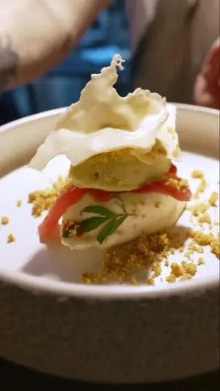 We’re at @ternrestaurant in Worthing with Chef Owner @johnnystanfordchef who showed us their white chocolate, rhubarb and pine dessert.

Smooth white chocolate mousse is paired with poached rhubarb and sharp rhubarb vinegar gel for a bright tanginess. Further topped with Evogro-grown Mexican Marigold and sorbet infused with Douglas pine that give the dish a refreshing edge.

Indulgent, aromatic and beautifully balanced.

#FineDining #Sustainability #EvogroCooks #Hospitality